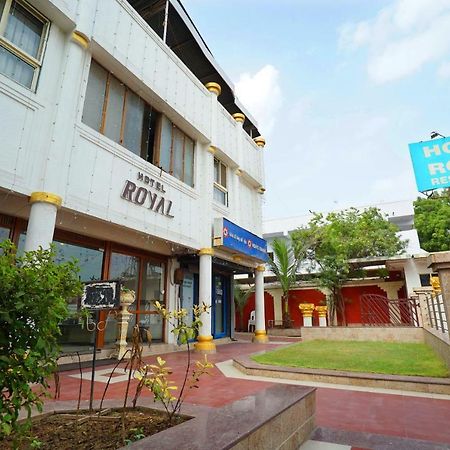 Hotel Royal Ahmedabad Bagian luar foto