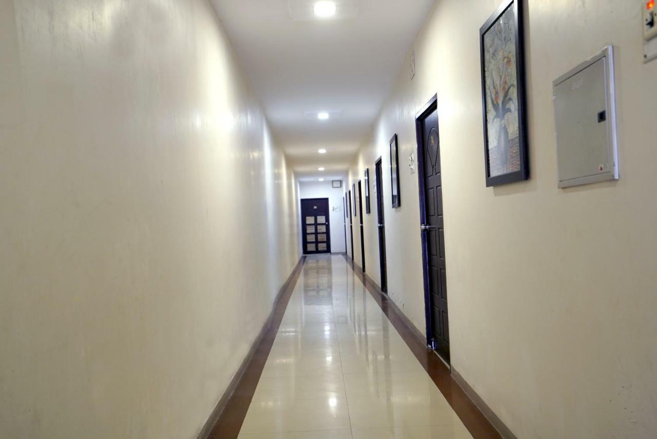 Hotel Royal Ahmedabad Bagian luar foto
