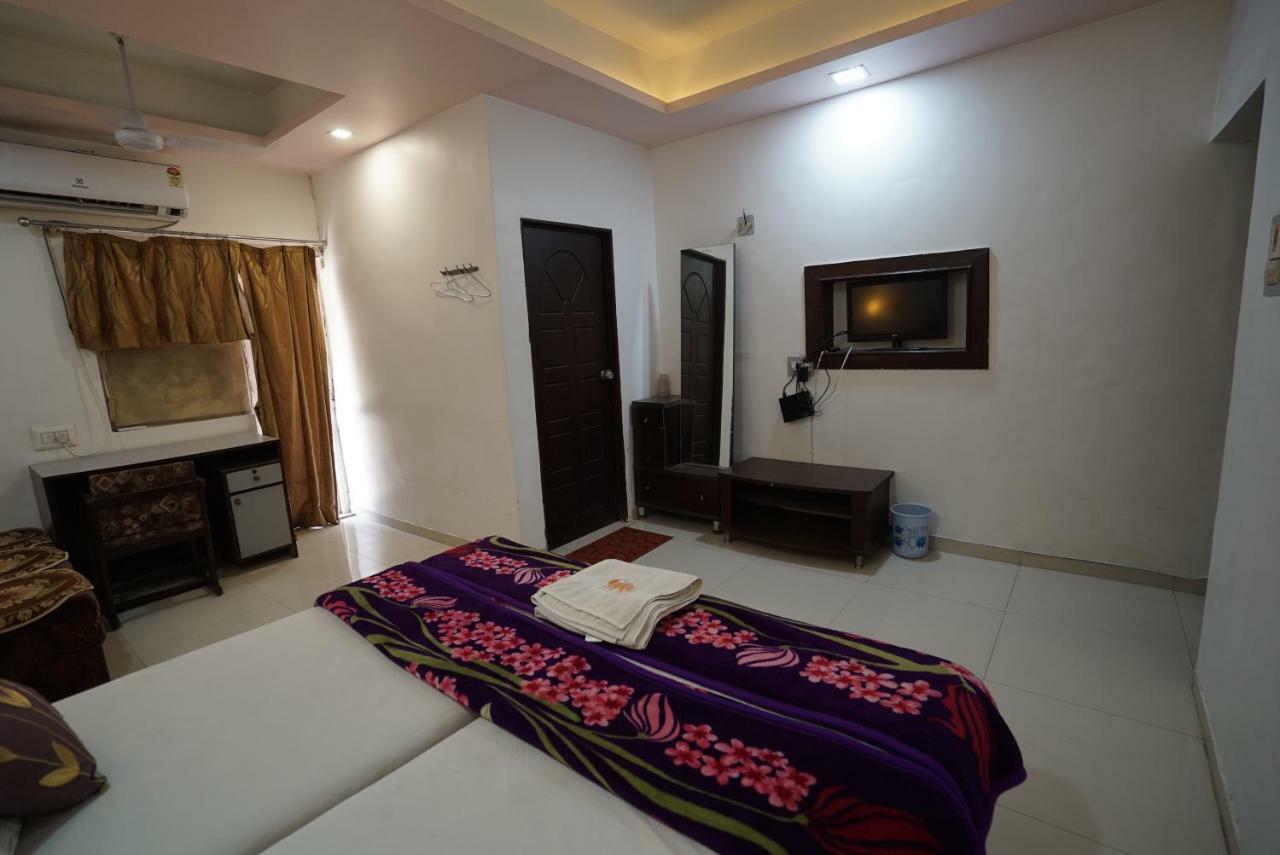 Hotel Royal Ahmedabad Bagian luar foto