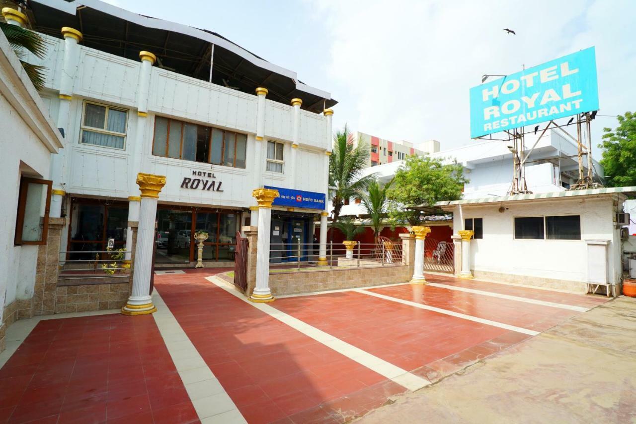 Hotel Royal Ahmedabad Bagian luar foto