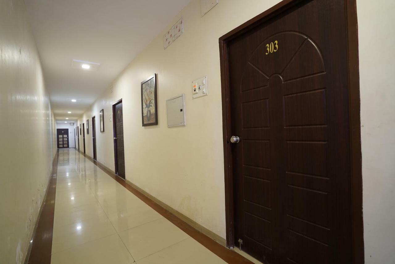 Hotel Royal Ahmedabad Bagian luar foto
