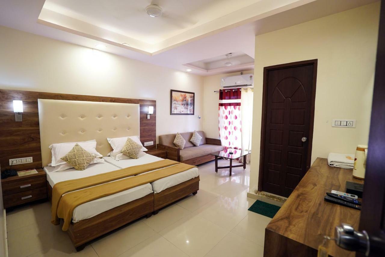 Hotel Royal Ahmedabad Bagian luar foto
