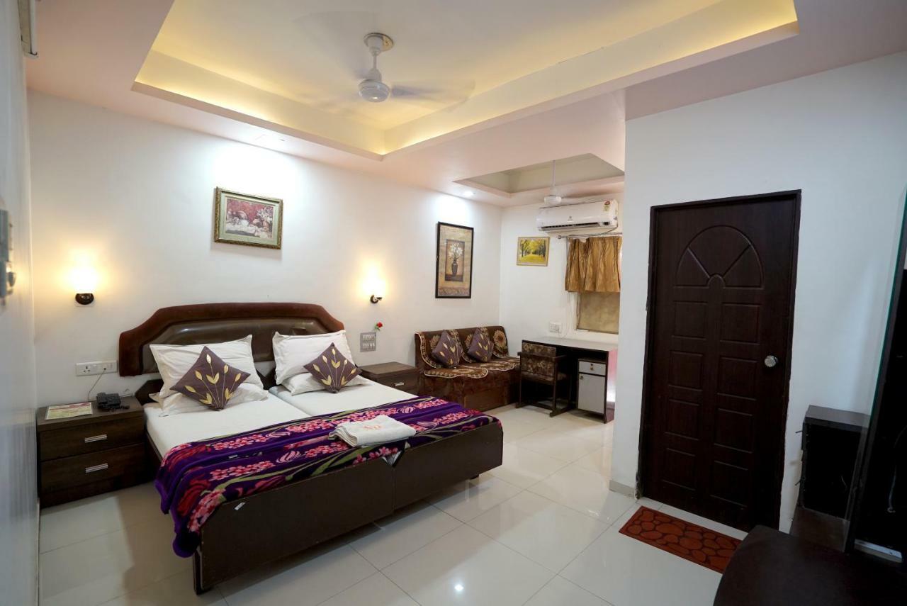 Hotel Royal Ahmedabad Bagian luar foto